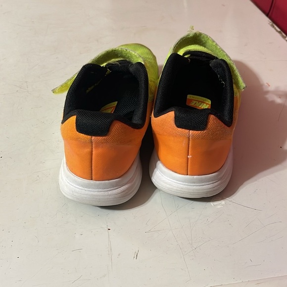 Nike Yellow and Black Sneakers with Velcro Strap - Picture 2 of 4